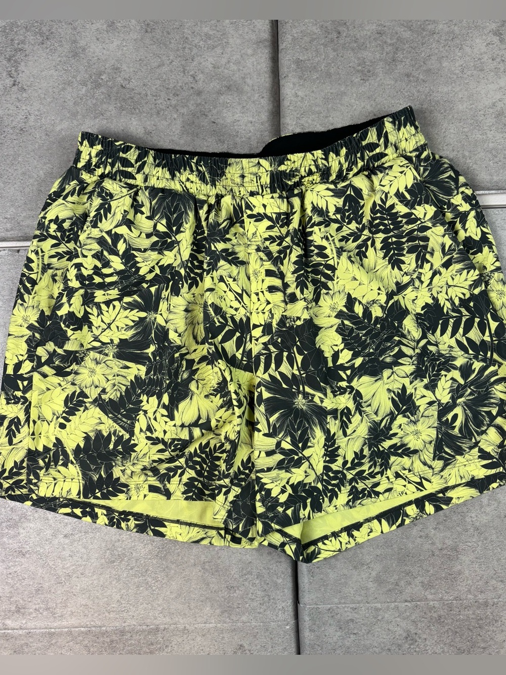 Lululemon Channel Cross Swim Short 5”
Urban Tropics Lemon Vibe Graphite Grey